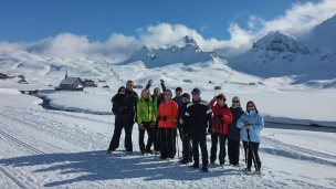 Mit einer Gruppe Nordic Walking in den Bergen bei Schnee