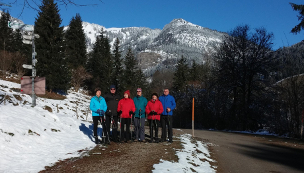 Mit einer Gruppe Nordic Walking in den Bergen